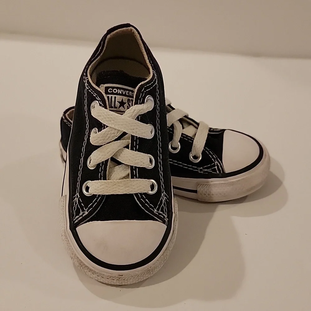 Converse low top kids baby size 5 black chuck Taylor sneakers